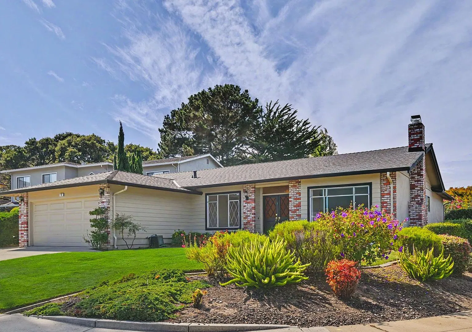 3 Bed / 2.5 Bath House with Pool! — Photo 1