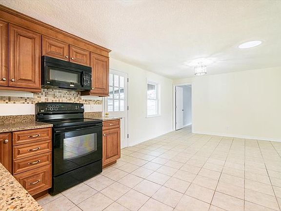 3rd image of 167 Greenwood Ln W