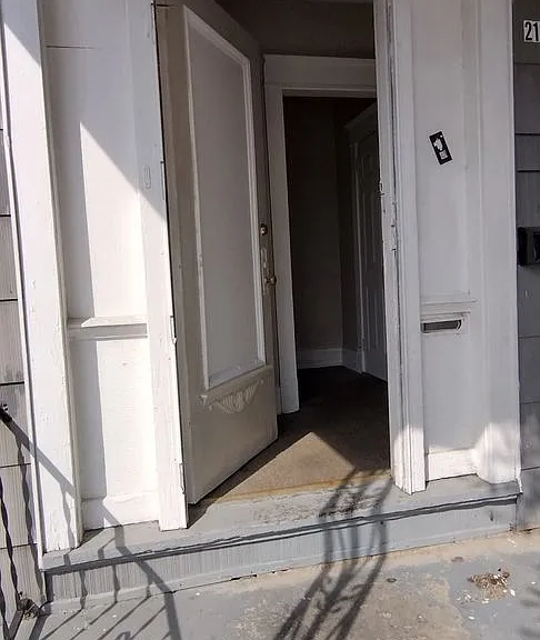 2128 Genesee St — Photo 2
