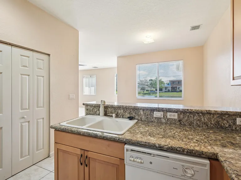 2584 Stockbridge Sq SW — Photo 28