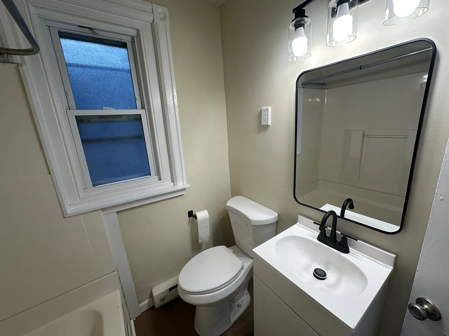 3 bed, 1100 sqft, $2,100 — Photo 4