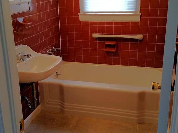 Full Bathroom (tub/shower)