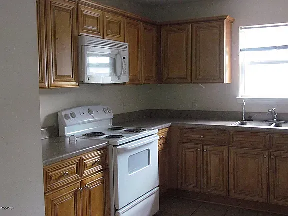3 bed, 2348 sqft, $1,600 — Photo 3