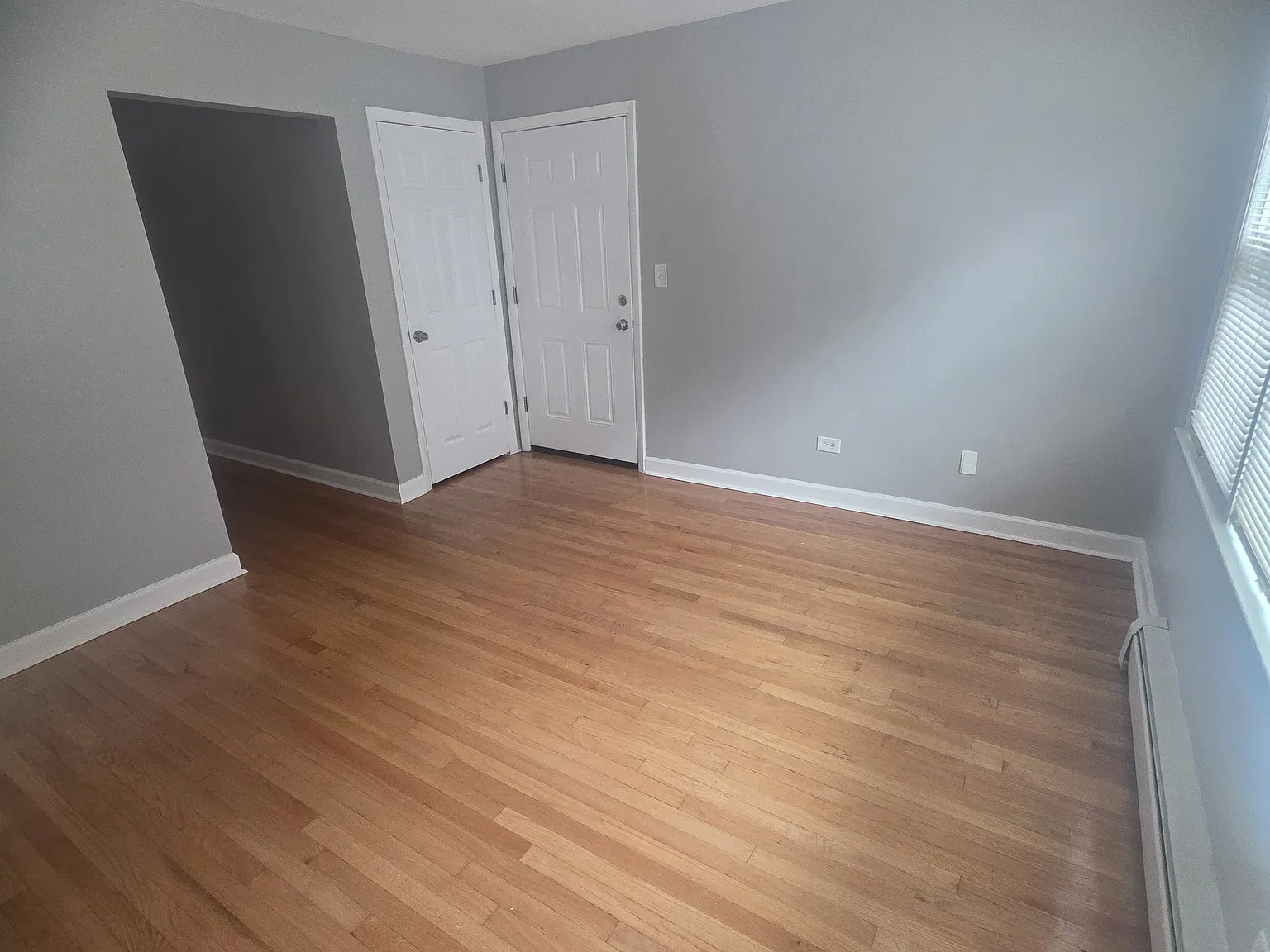 3 bed, 968 sqft, $2,100 — Photo 2