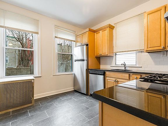 5th image of 402 Armstrong Ave