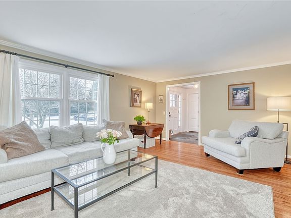 4th image of 111 Knickerbocker Rd