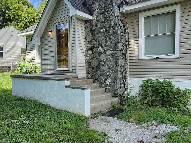 105 Alpine Dr — Photo 2
