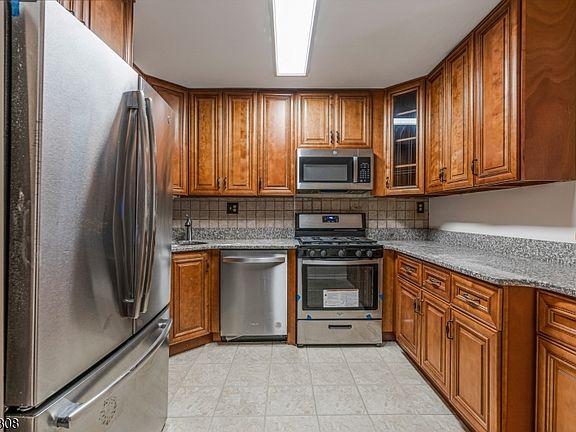 4th image of 293 Greenfield Rd