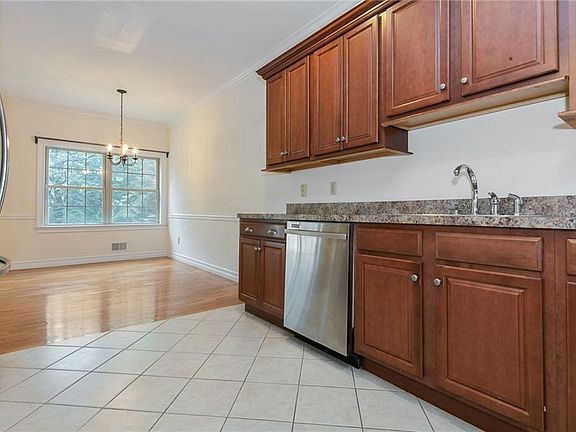 5th image of 22 Winhaven Ct