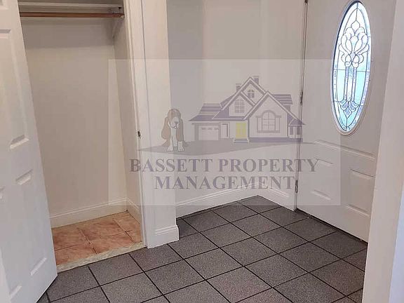 3rd image of 909 Maplewood Ave #1