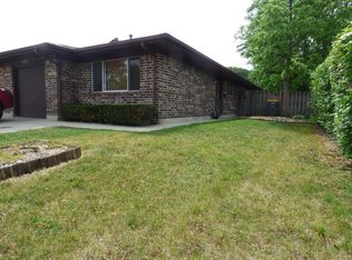 1221 Fulton Dr, Streamwood, IL 60107
