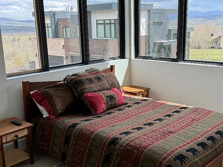 Guest bedroom with queen bed