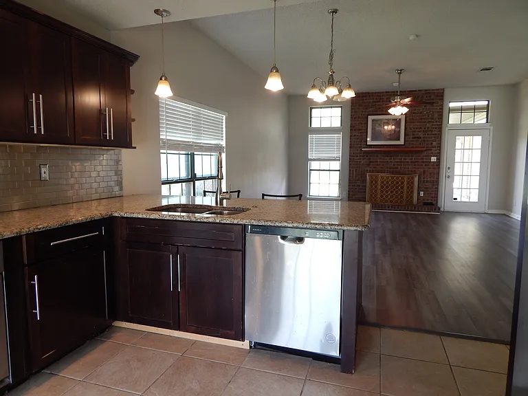 424 Adelaide Dr — Photo 7
