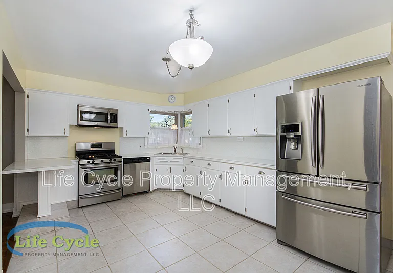 1055 Lake Michigan Dr NW — Photo 5