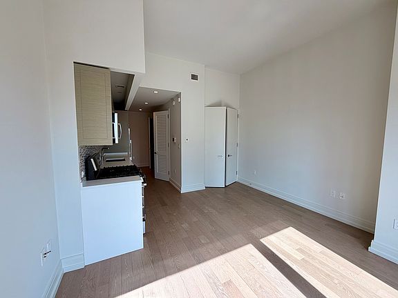 4th image of 555 10th Ave APT 29C