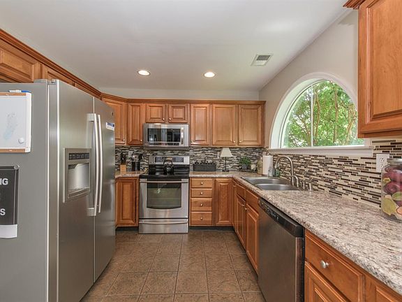 5th image of 944 Andover Woods Ln