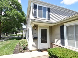 702 E Old Willow Rd, Prospect Heights, IL 60070