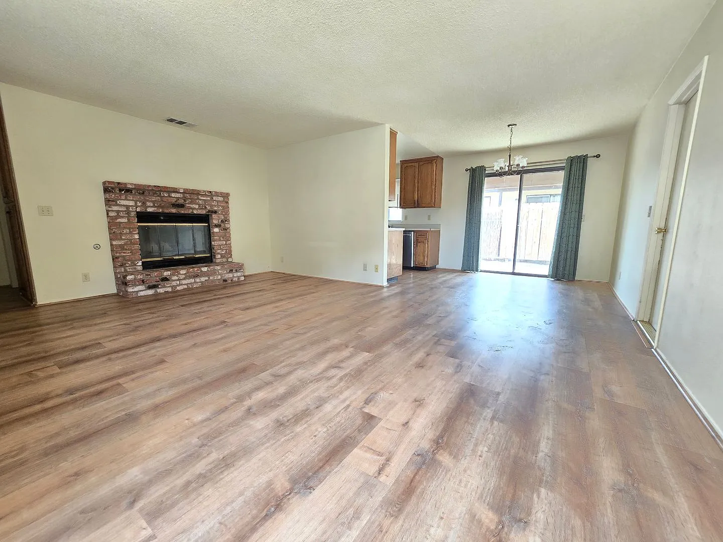 Place 1009 W Alene Ave Apt C — Photo 3