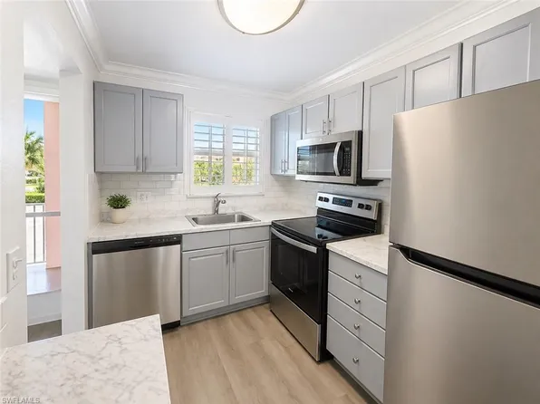 225 Turtle Lake Ct APT 210, Naples, FL 34105