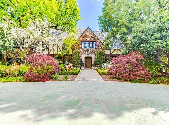 3rd image of 816 Pomello Dr
