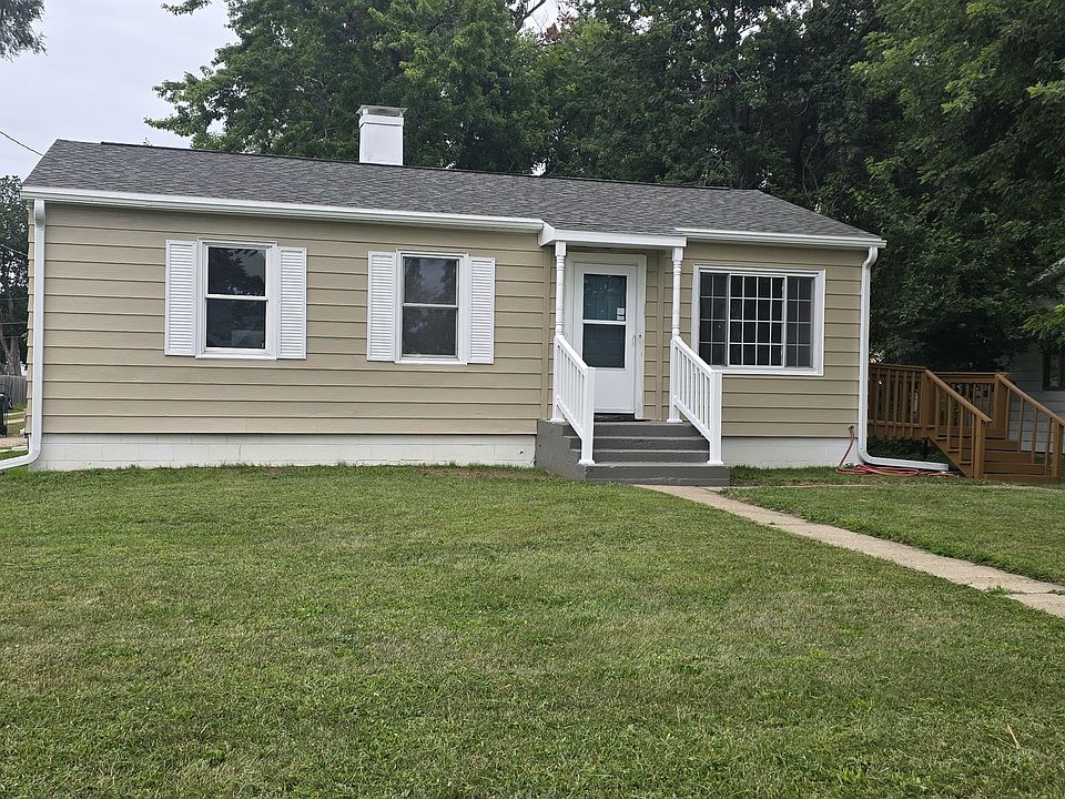 1st image of 910 W 11th St