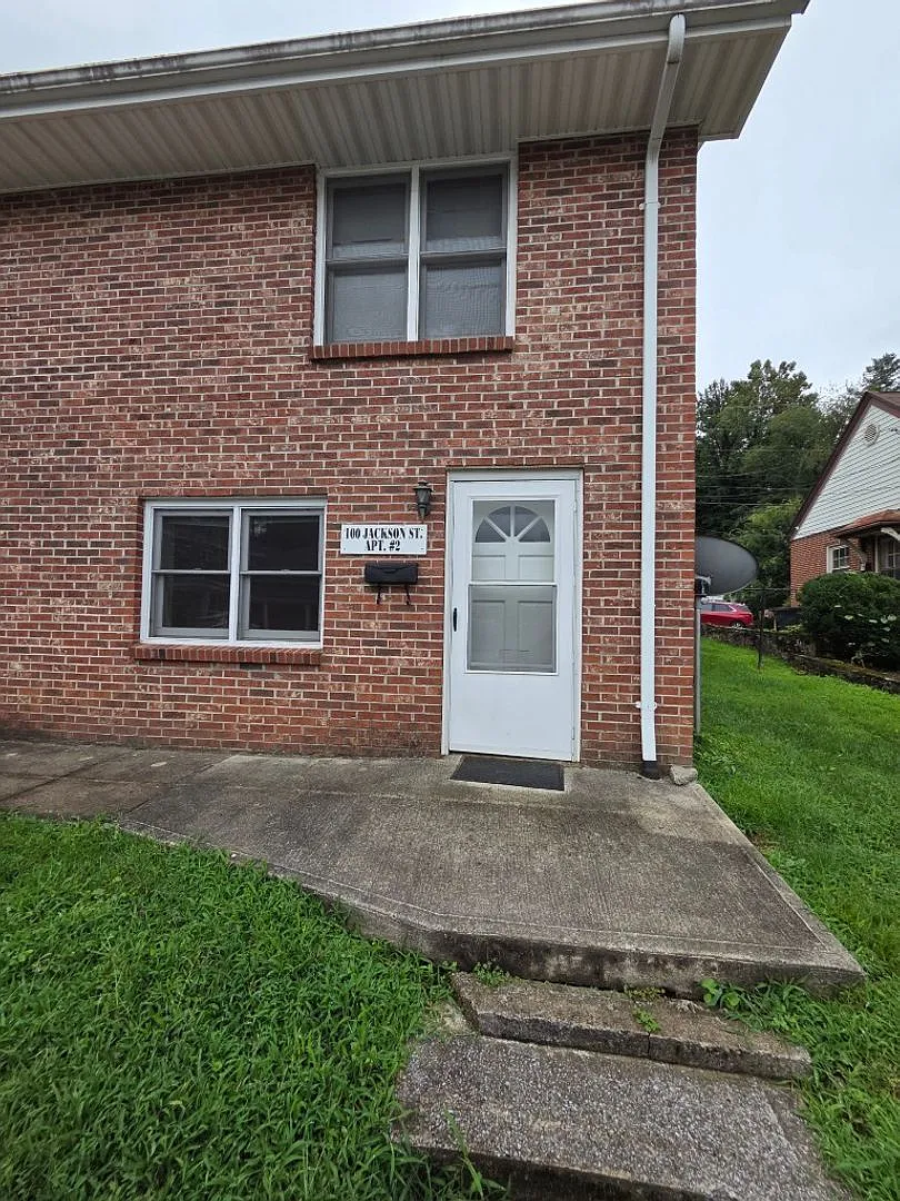 $750 - 1 Bedroom / 1 Bath Unfurnished Apartment in Downtown Sylva — Photo 1