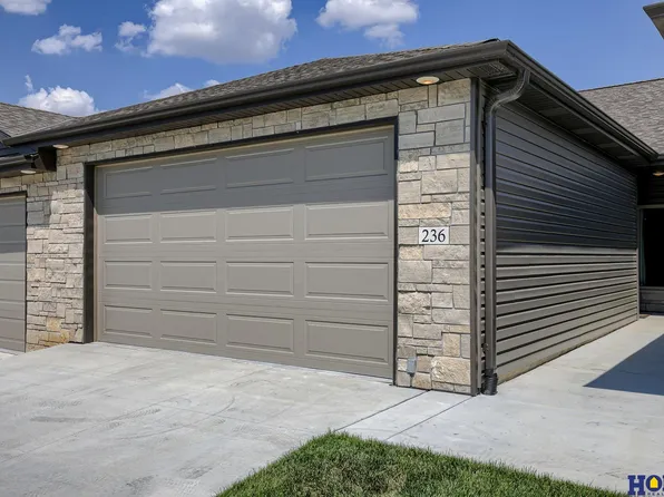 236 Half Moon Dr, Lincoln, NE 68527