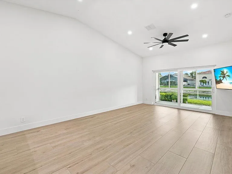 10352 Mateo Ct — Photo 13