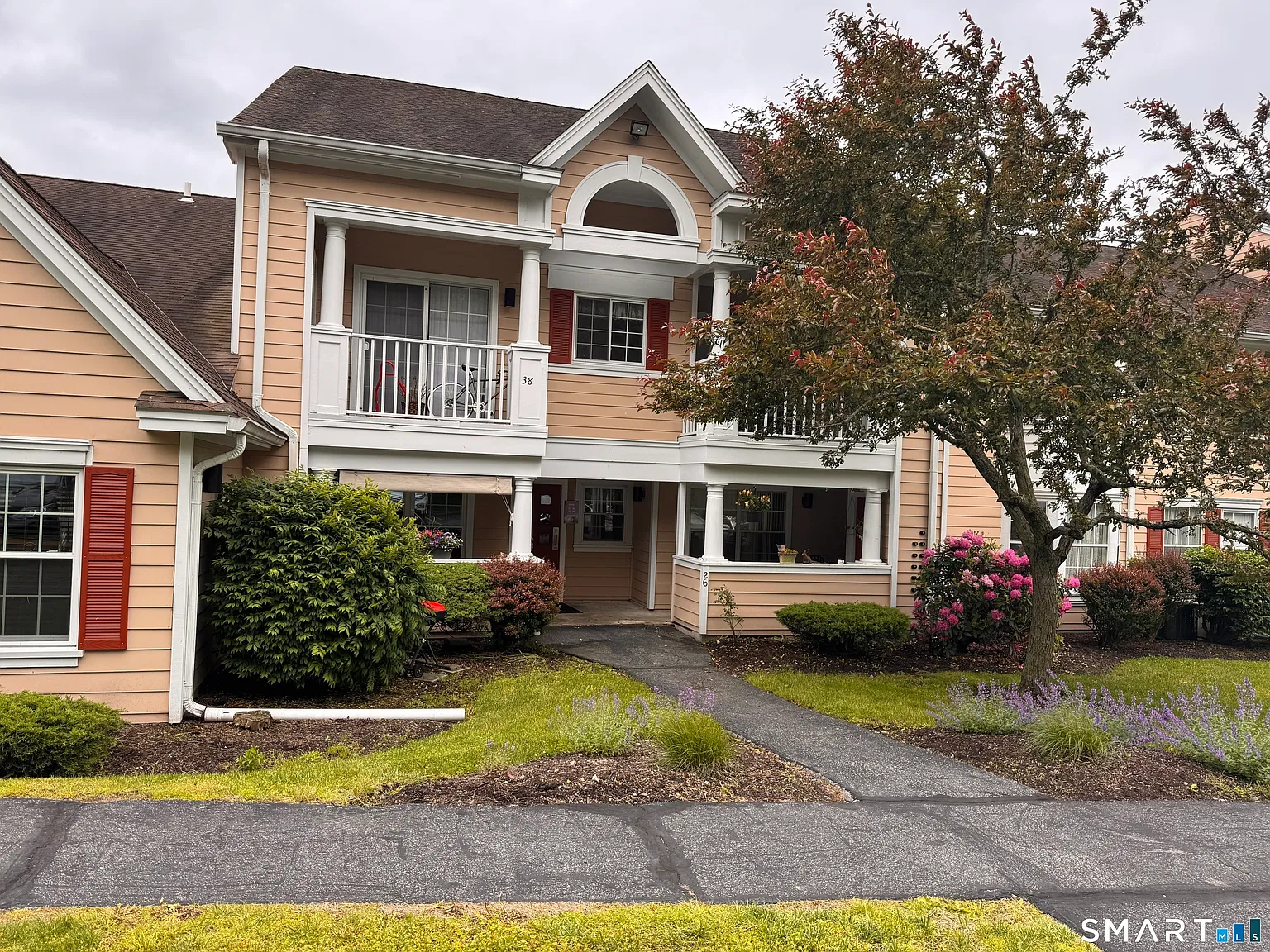 2 bed, 2.0 bath, 969 sqft, $2,300 — Photo 1