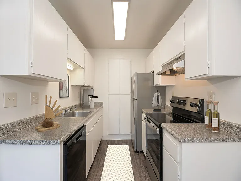 Somerset Apartments — Photo 18
