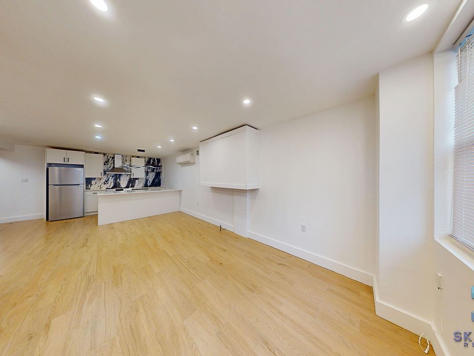 1st image of 406 Hawthorne St #1