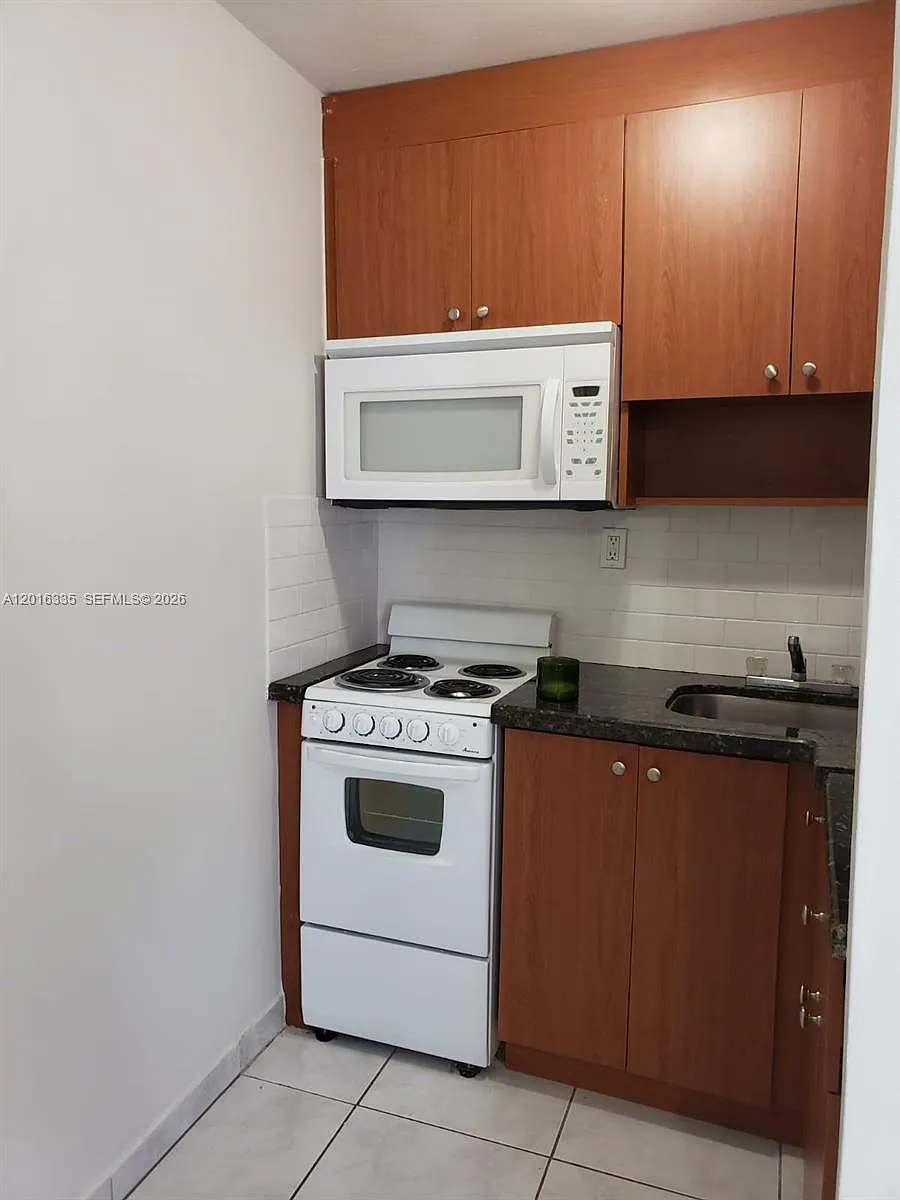 Building Photo - 554 NE 68th St #4