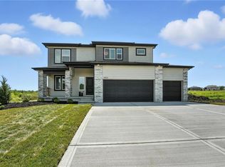 902 SW Bluebird Ln, Oak Grove, MO 64075
