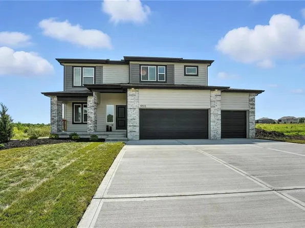 902 SW Bluebird Ln, Oak Grove, MO 64075