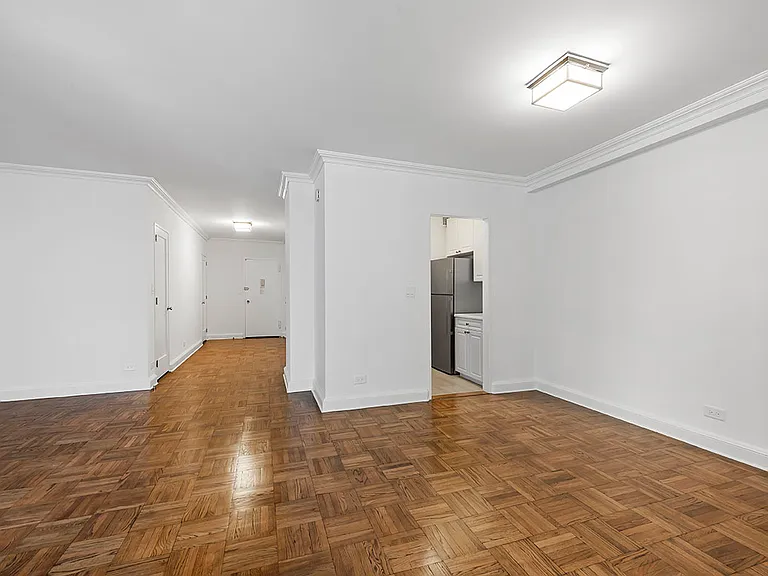 215 E 68th St #5Q — Photo 6