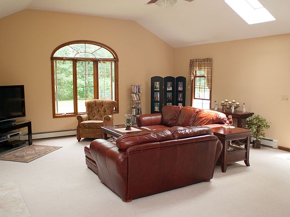 Fireplaced familyroom