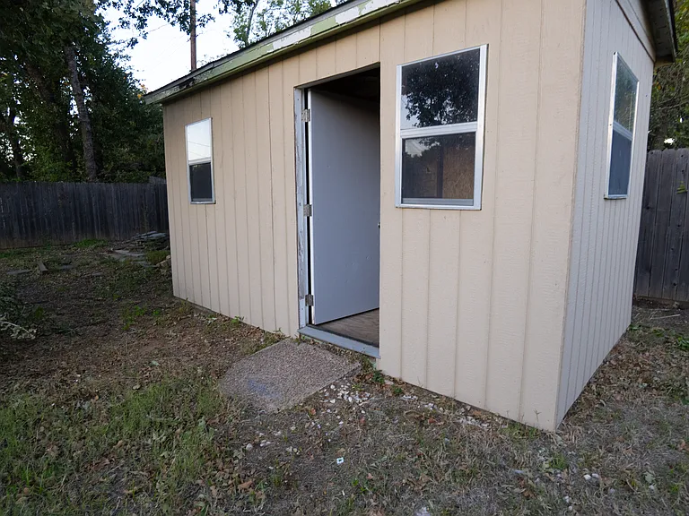 1004 Russell Ln — Photo 8