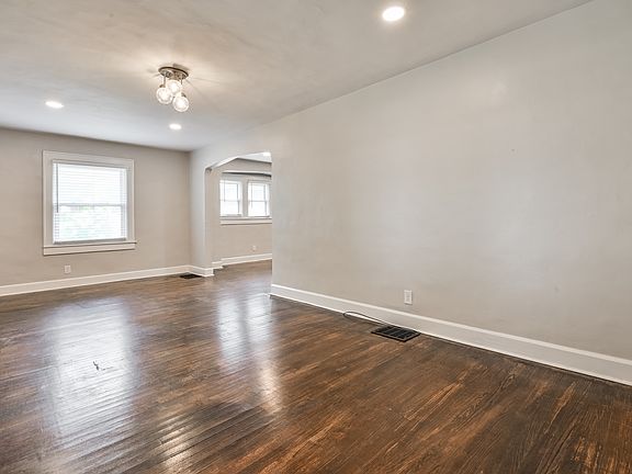 5th image of 957 E Yoke St