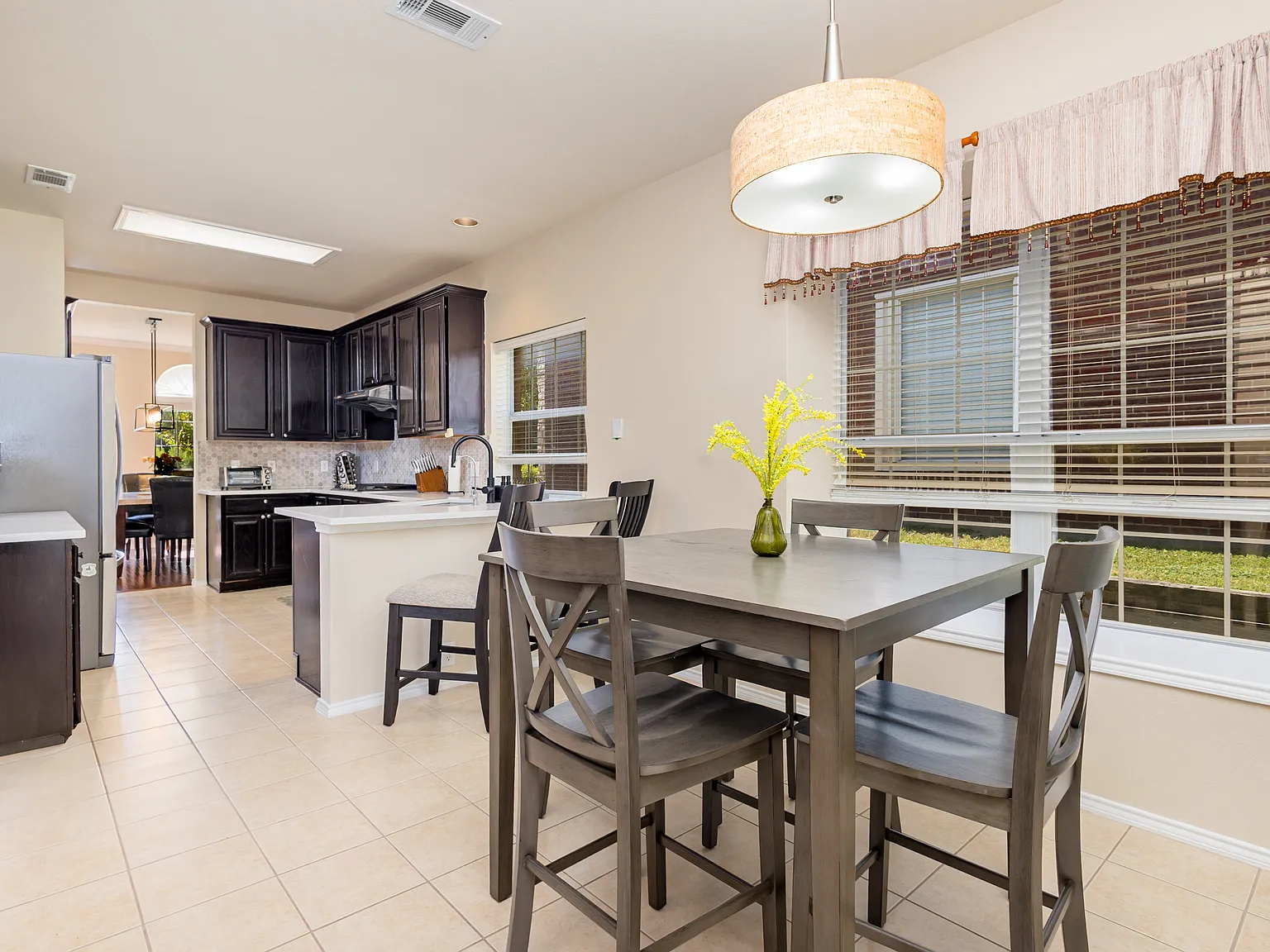 4 bed, 2.5 bath, 2423 sqft, $8,400 — Photo 4