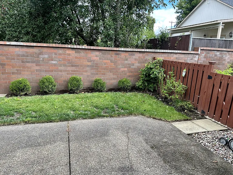 330 E College St — Photo 34