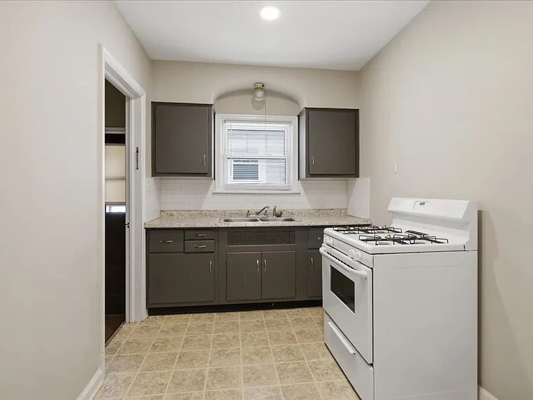 816-818 N Bancroft St — Photo 8