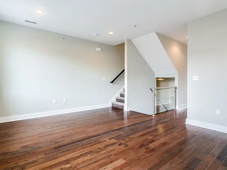 2633 Catharine Street — Photo 3