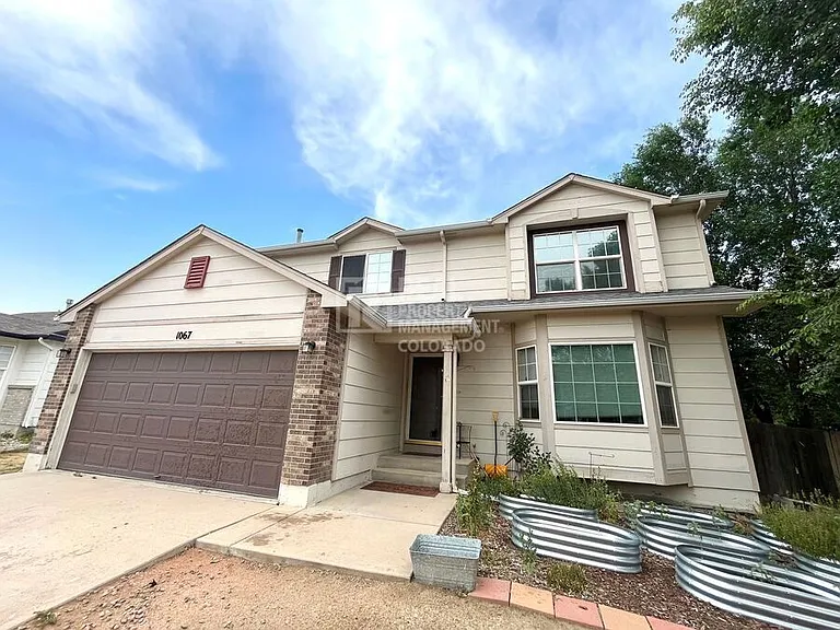 1067 Clogger Ln — Photo 2