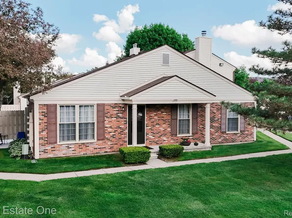 1588 Dover Hl S, Walled Lake, MI 48390