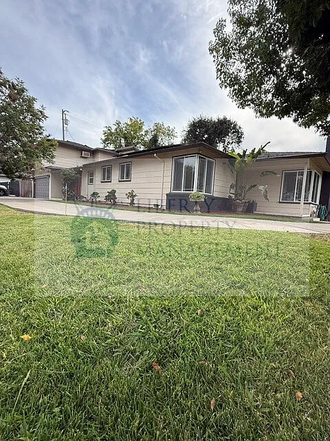 4 bed, 2701 sqft, $2,895 — Photo 2