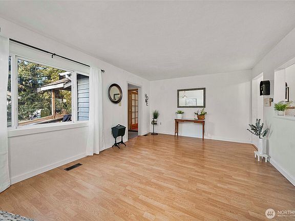 3rd image of 9424 128th Street E