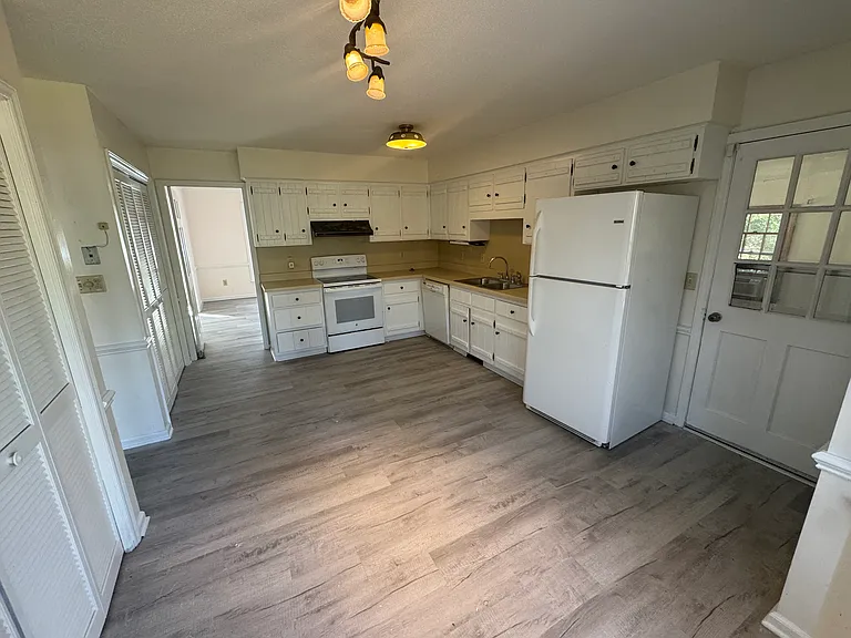 2102 Oakcrest Ct — Photo 6