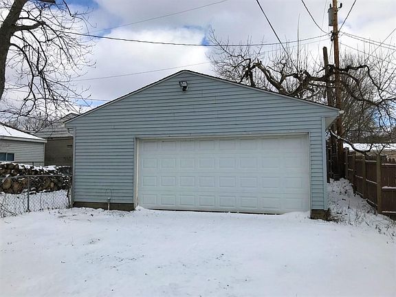 2nd image of 1425 Holly Ave