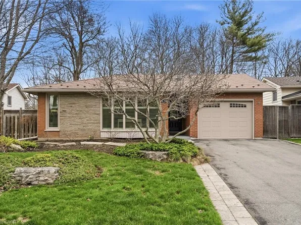 134 Little John Rd, Hamilton, ON L9H 4H3