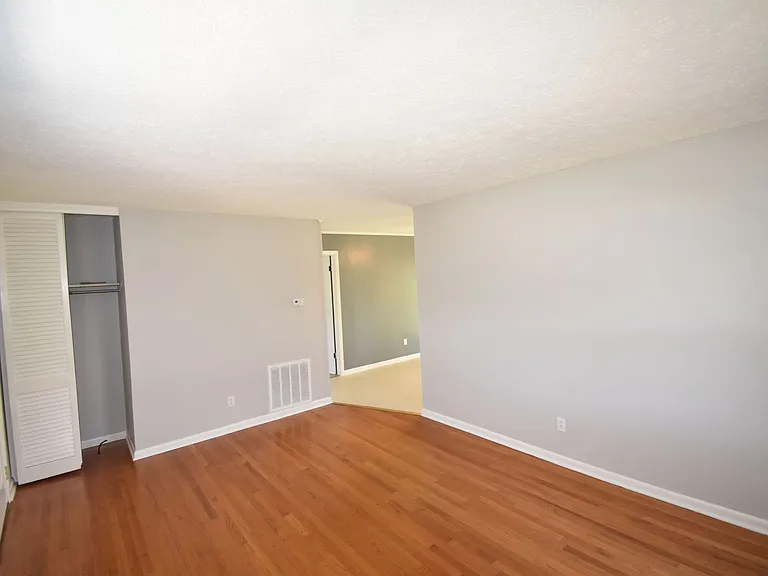 328 Desmond Dr — Photo 4